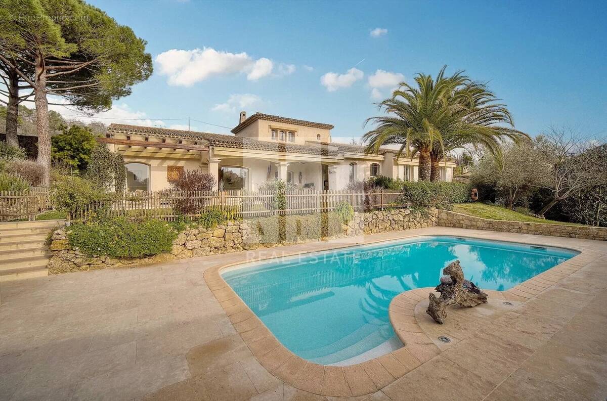 Maison à CHATEAUNEUF-GRASSE