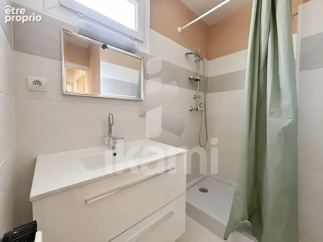 Appartement T3 avec double balcon, place de parking en hyper centre de Romans - photo 7