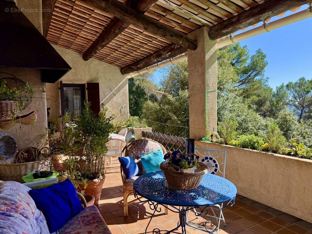 Dickjan POPPEMA d'eXp France vous propose une belle villa avec vue, piscine et 4 chambres - Maison à PIERREVERT