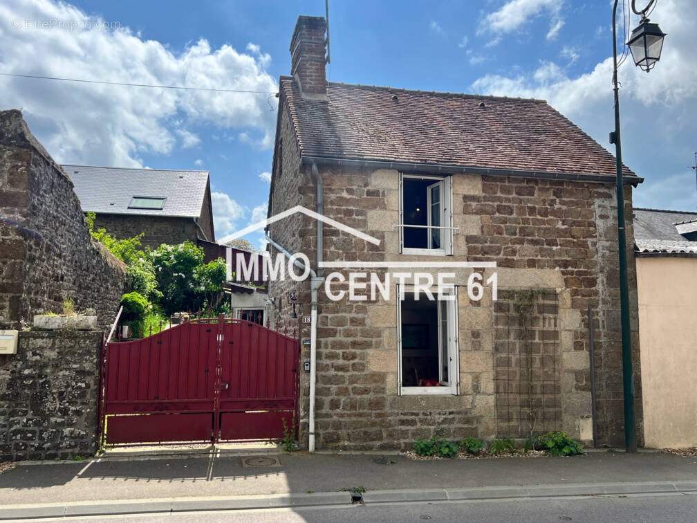 Maison à CARROUGES