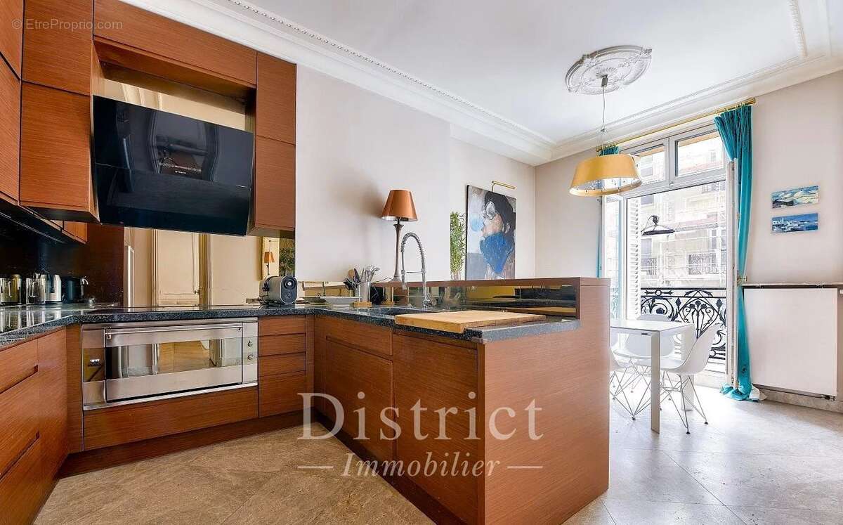 Appartement à PARIS-8E