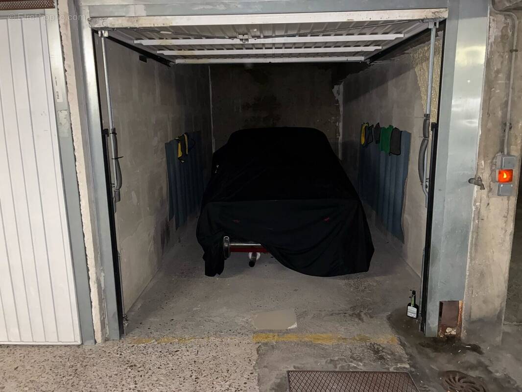 Parking à PARIS-18E