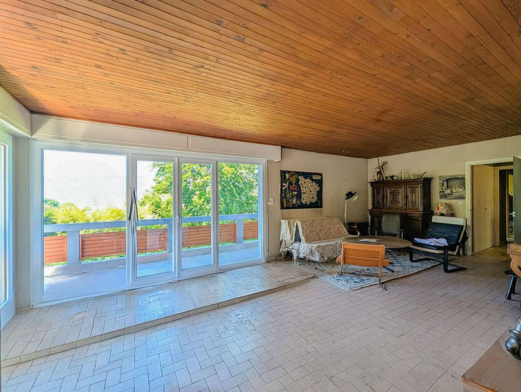 Maison à PUGNY-CHATENOD