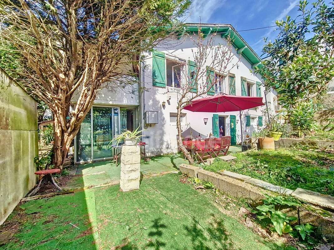 Immeuble mixte 193 m² avec cabinet indépendant – Quartier résidentiel à 10 min de l’océan SAINT JEAN DE LUZ (64) - photo 8