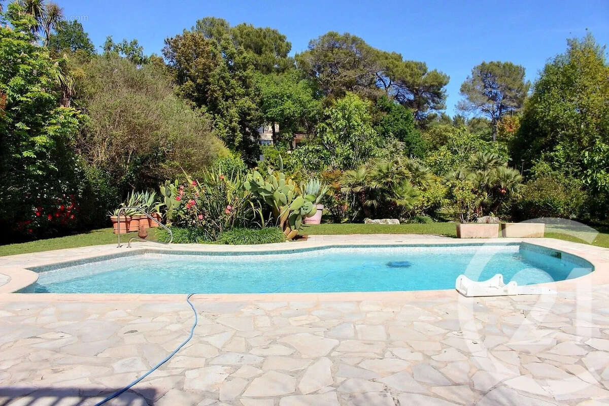Maison à ROQUEFORT-LES-PINS