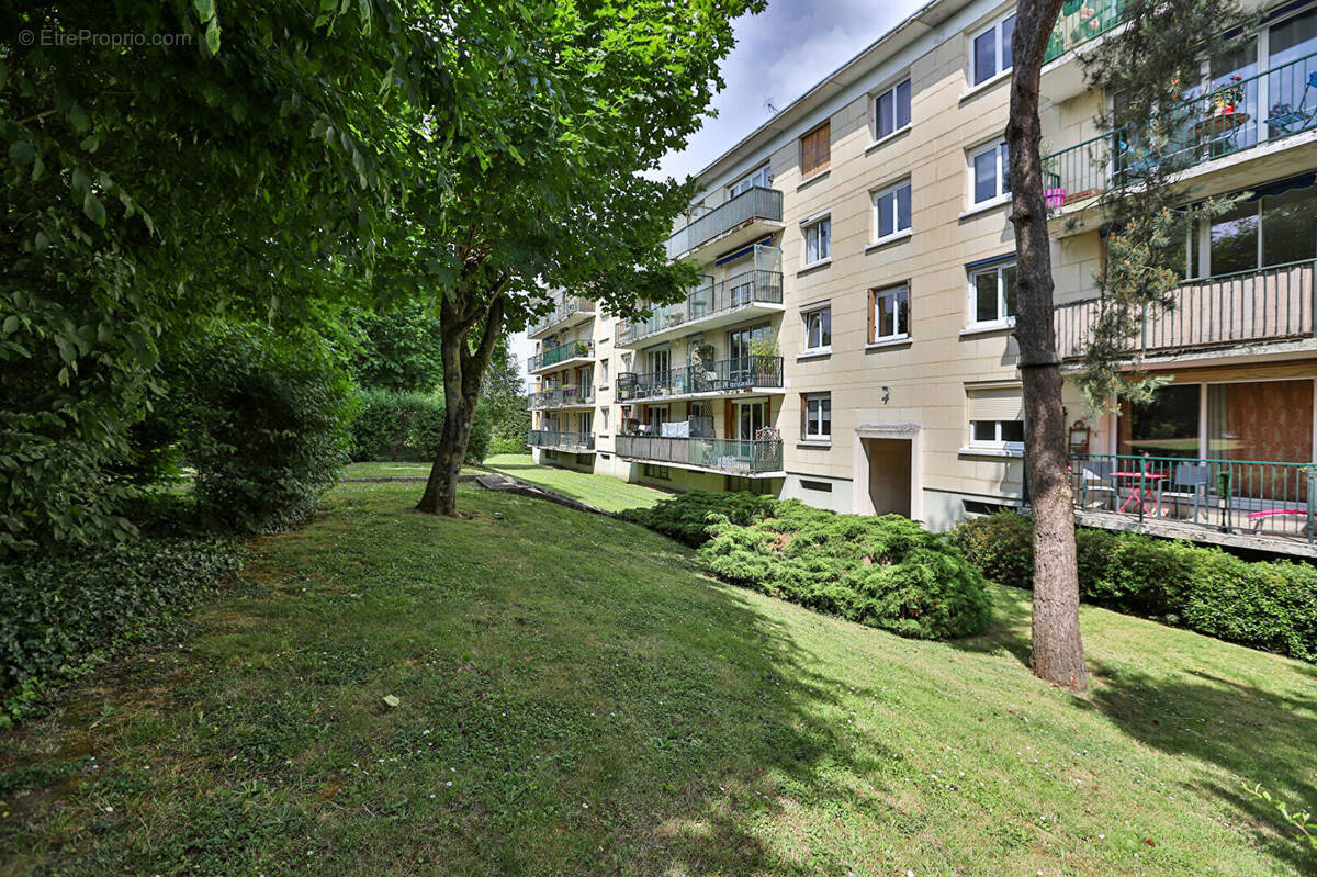 Appartement à NEAUPHLE-LE-CHATEAU