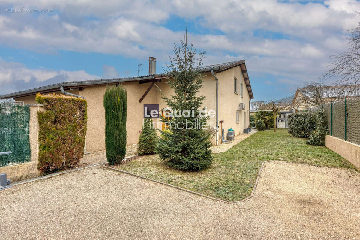 Maison à SAINT-SIMEON-DE-BRESSIEUX