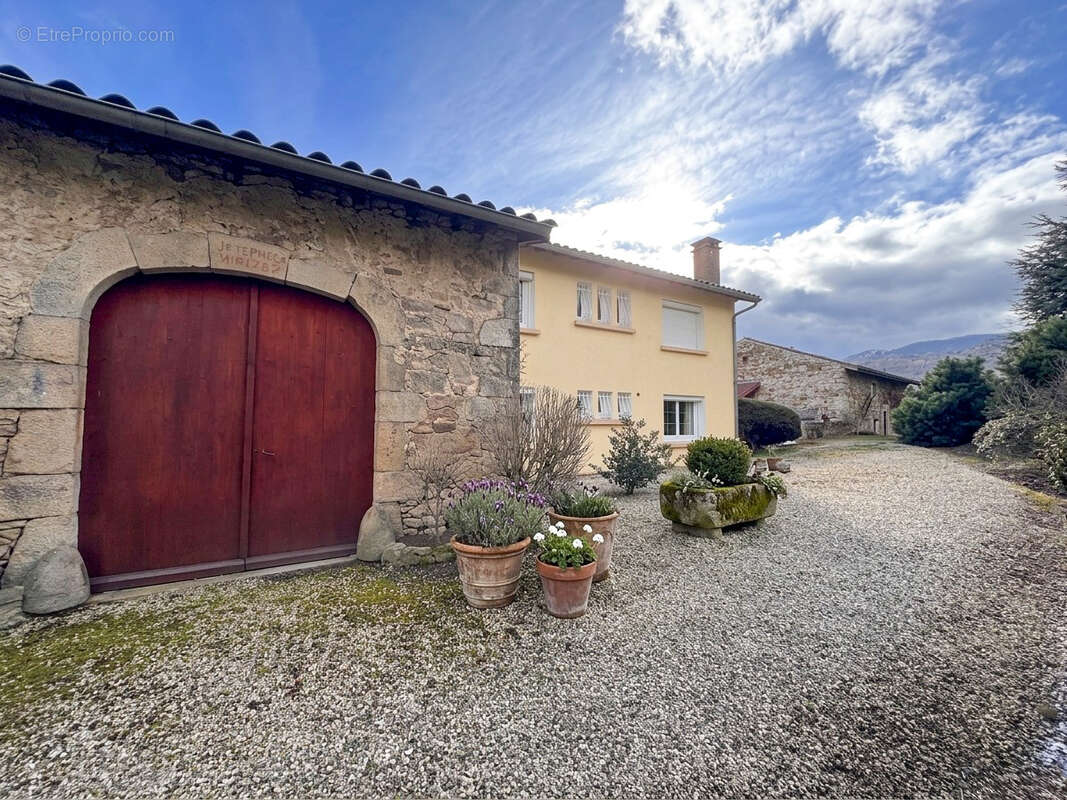 Charmante maison avec dépendances et terrain   Pélussin (42) - photo 5