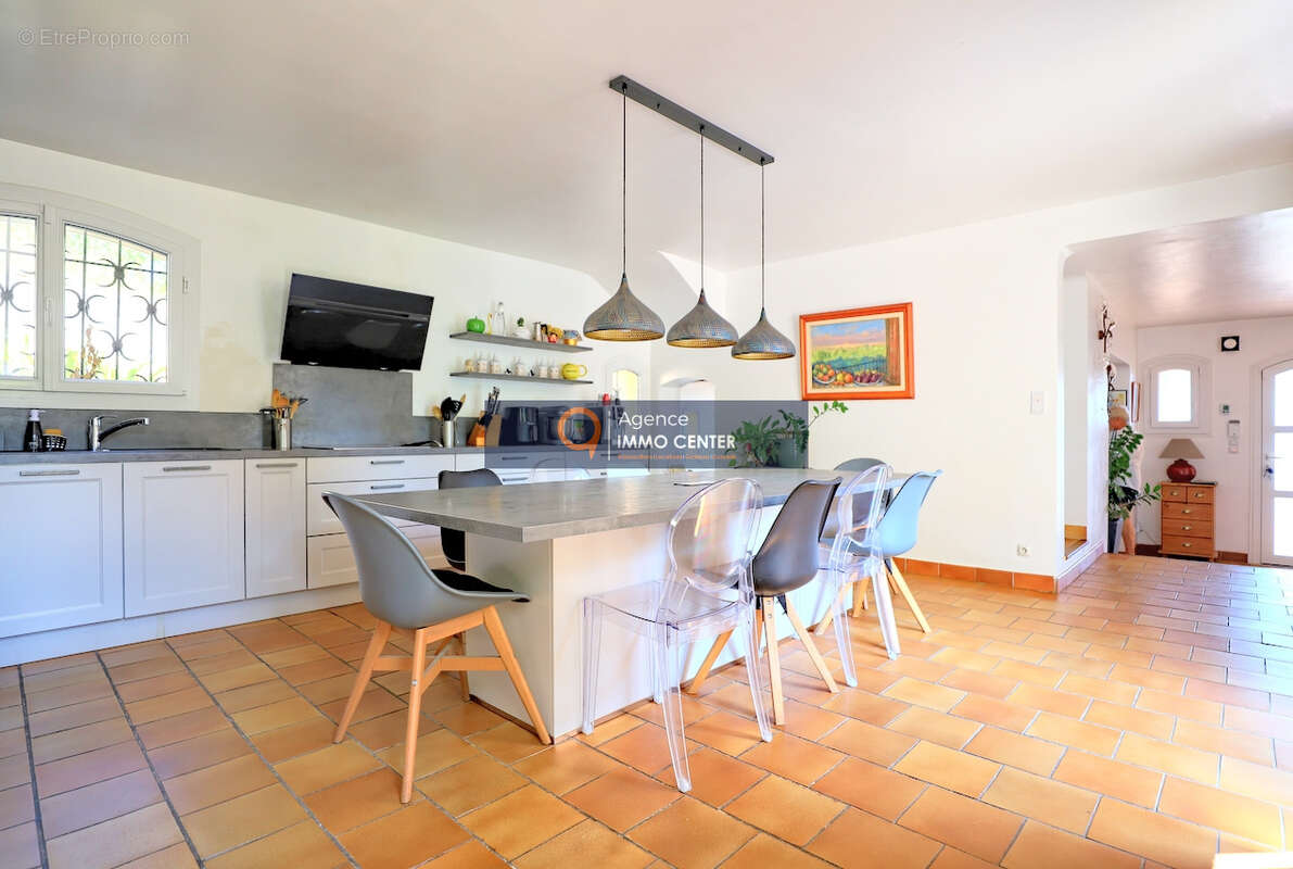 Maison traditionnelle de 150 m2 sur une parcelle de 2335 m2, avec piscine, garage - photo 8