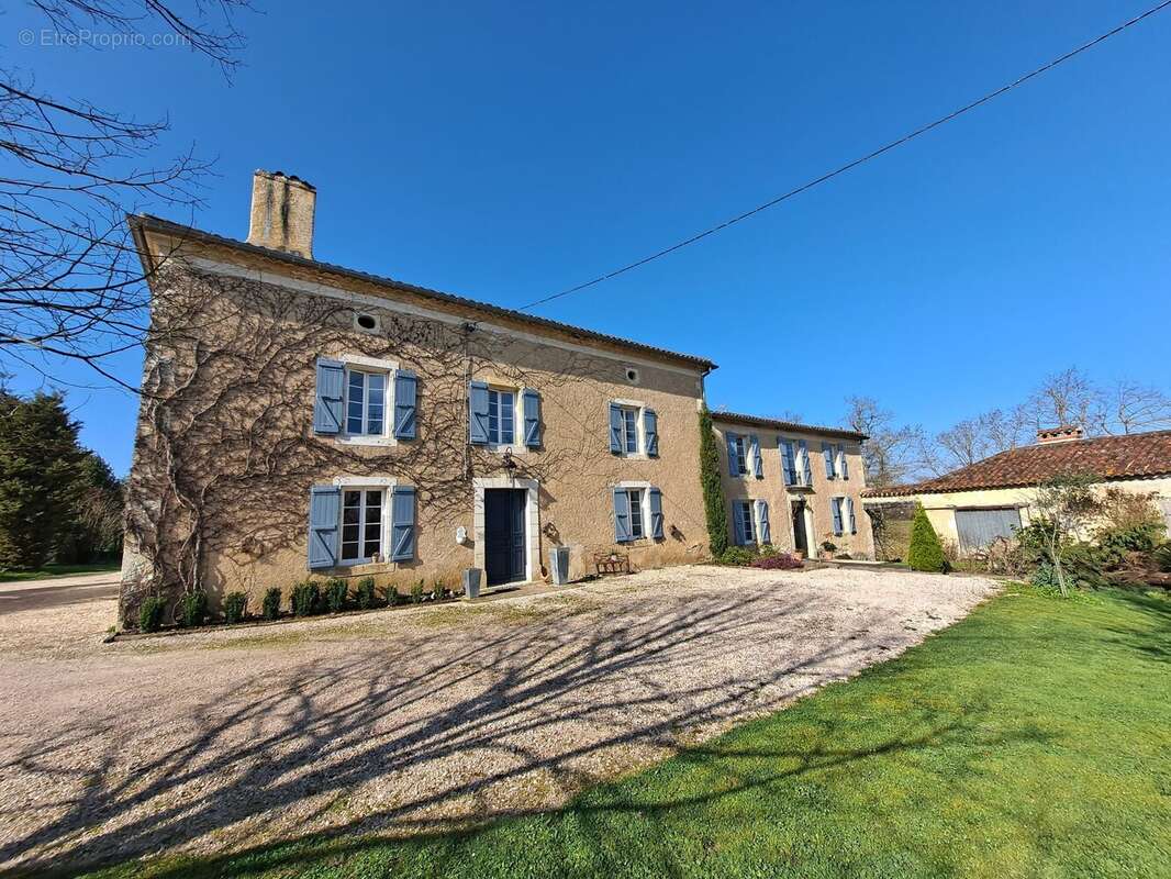 Maison à VIC-FEZENSAC