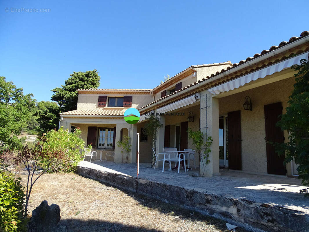 Maison à LA ROQUE-SUR-PERNES
