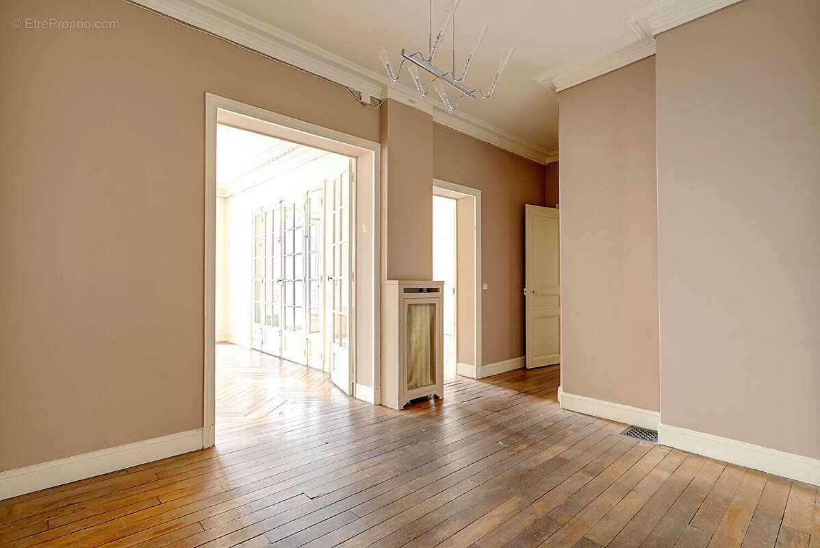 Appartement à NEUILLY-SUR-SEINE