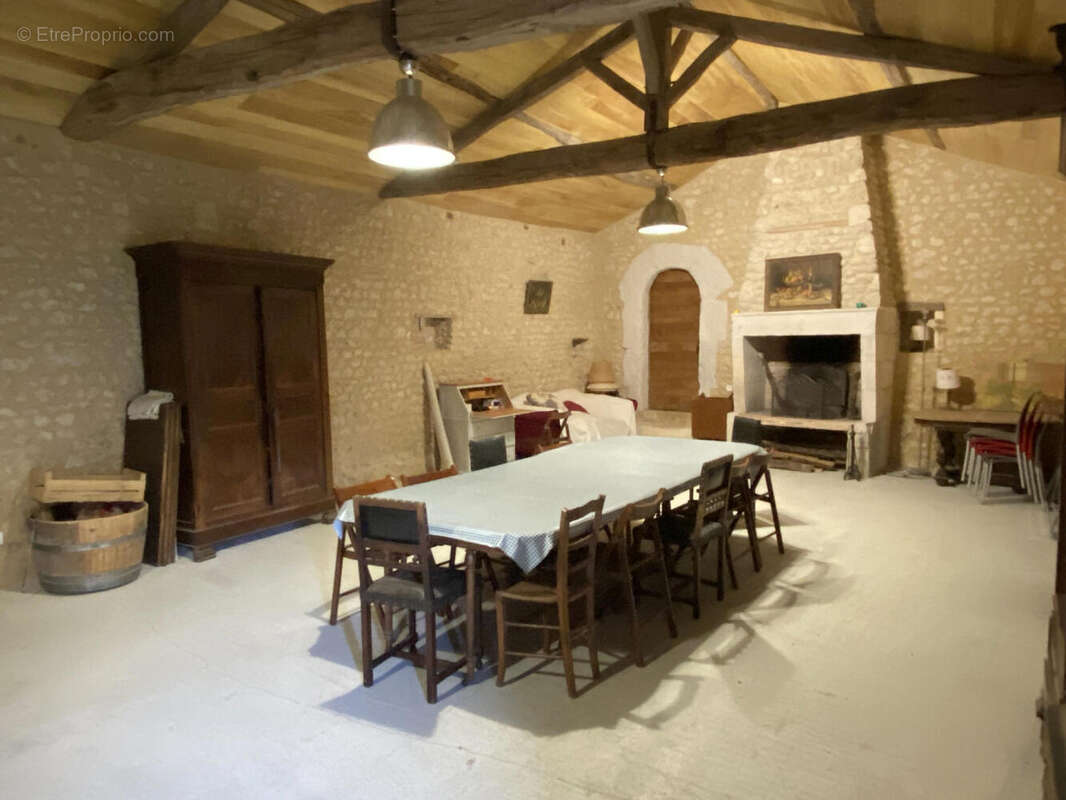 DEP SALLE DE FETE - Maison à MONTMOREAU-SAINT-CYBARD