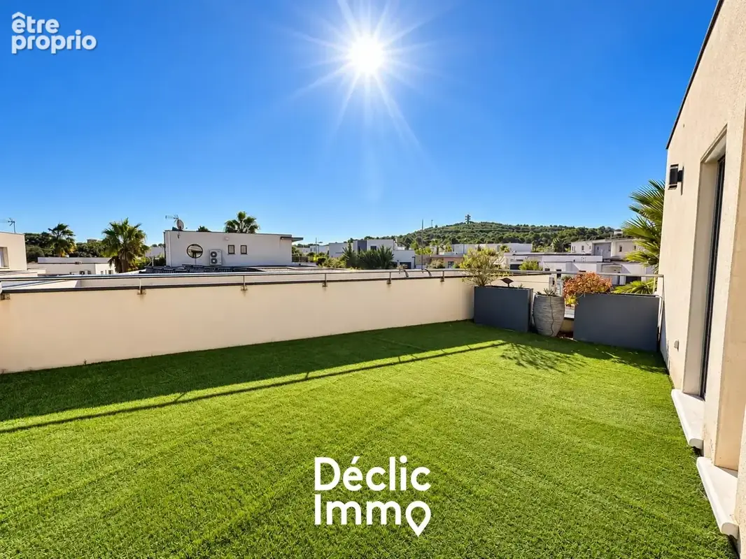 Villa contemporaine  5 chambres  piscine  vue mont saint-loup  vendue meublée - photo 17