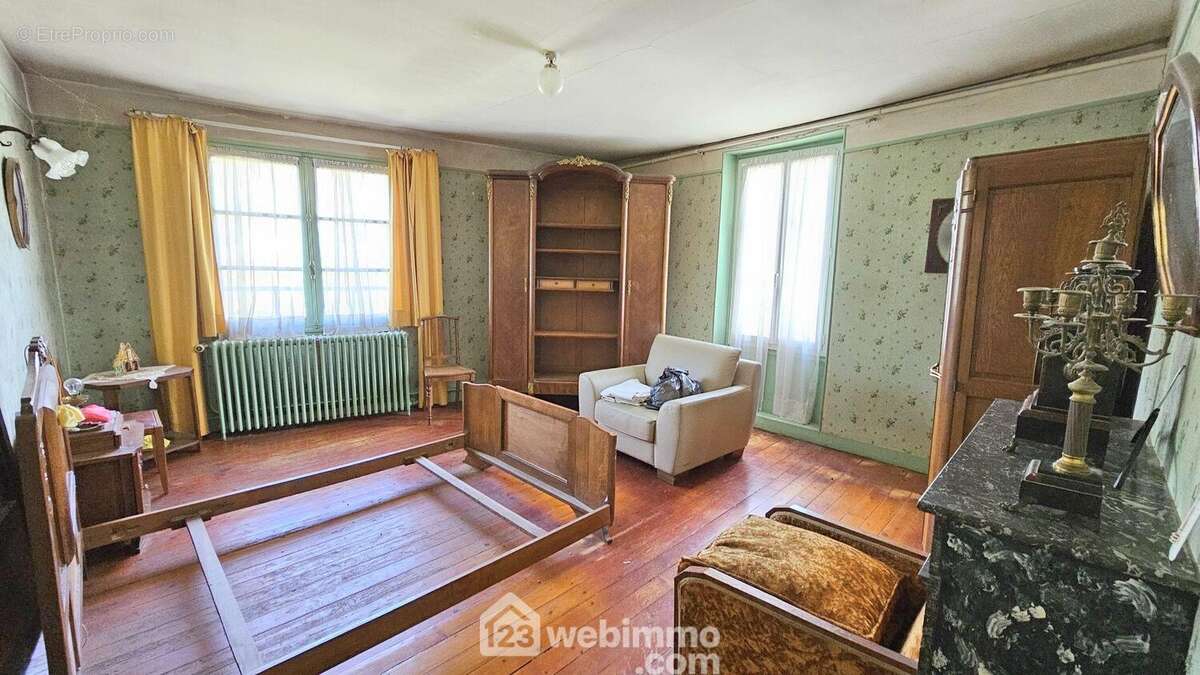 Une seconde chambre de 22 m² toute parquetée et lumineuse.
