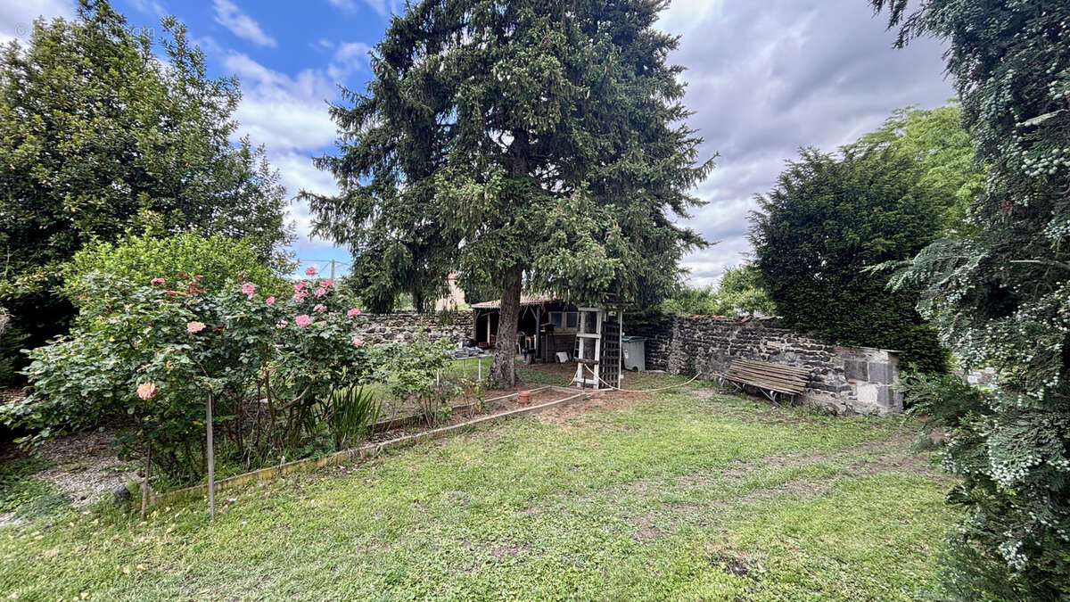 Maison à LES MARTRES-DE-VEYRE