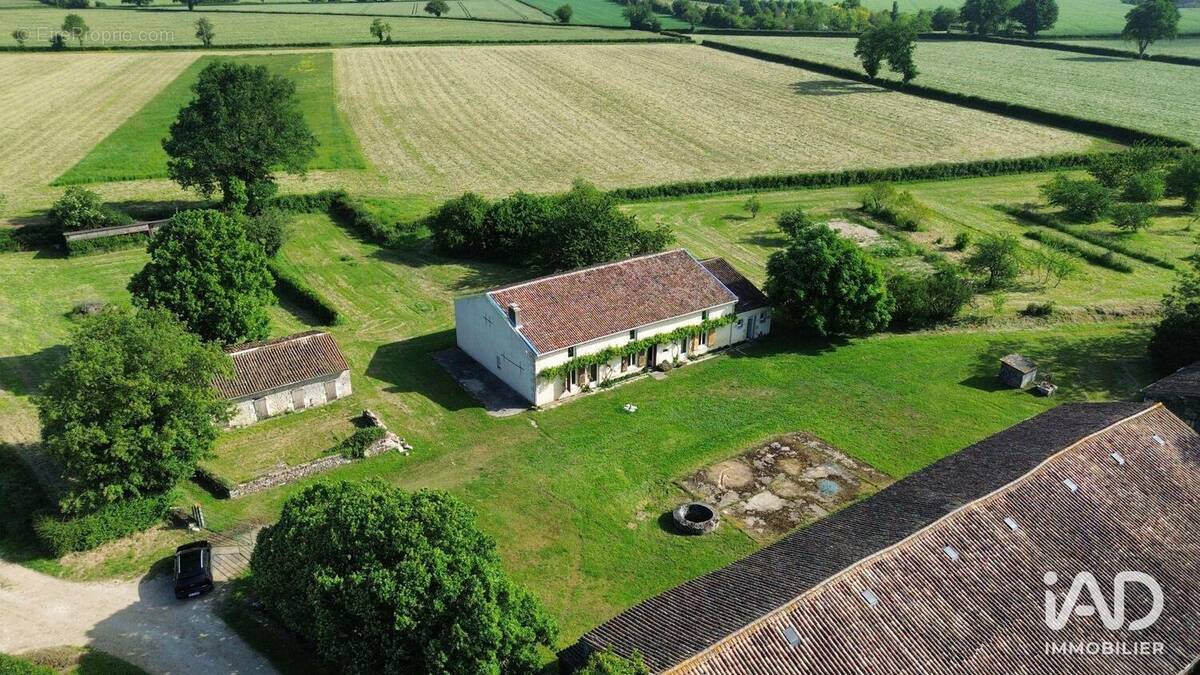 Photo 1 - Maison à VOUILLE