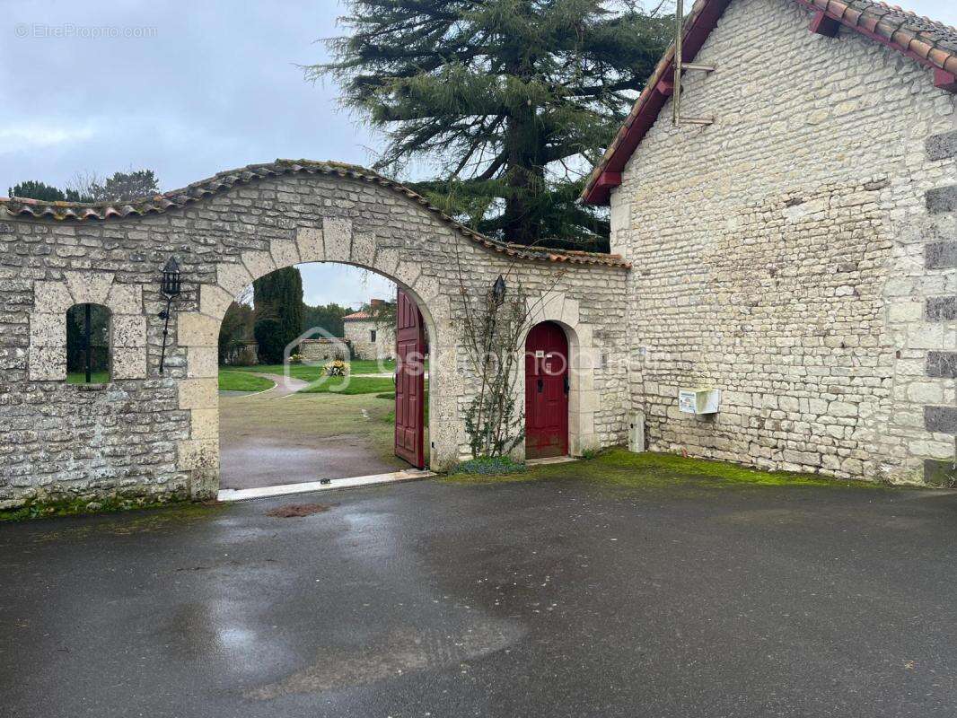 Ancien prieuré rénové – propriété de charme avec dépendances, gite, piscine & tennis - photo 8