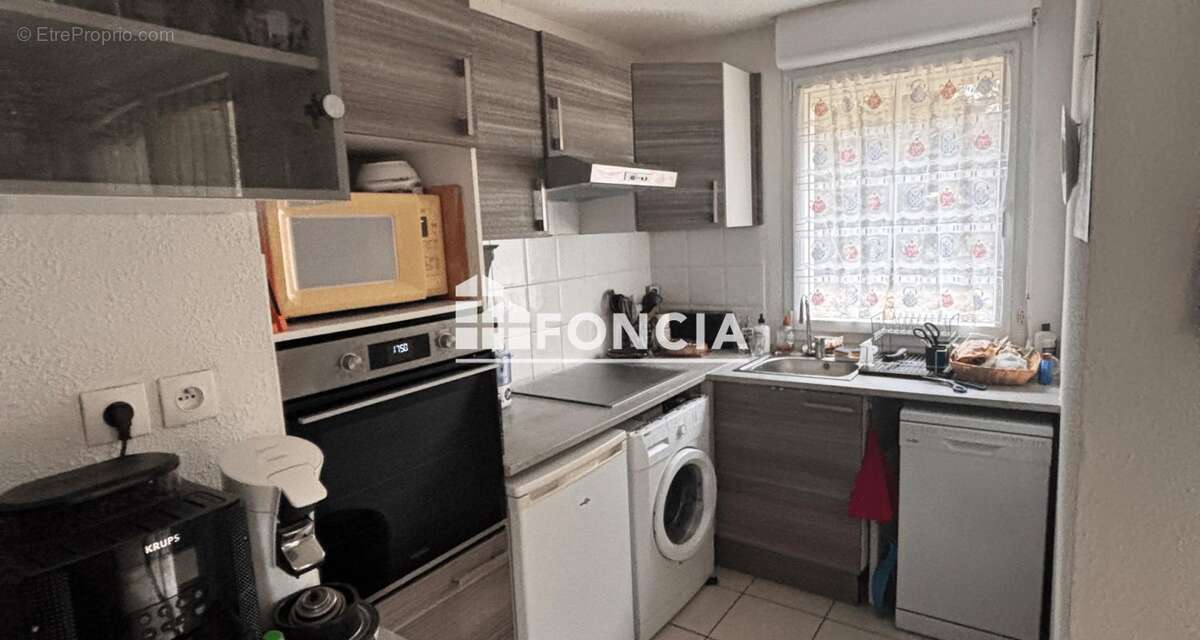 À vendre T3 en rez-de-chaussée à Limoux, résidence sécurisée avec terrasse vue jardin, cuisine équipée, clim, parking. Charges 1 - photo 2