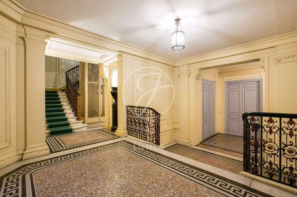 Appartement à PARIS-16E