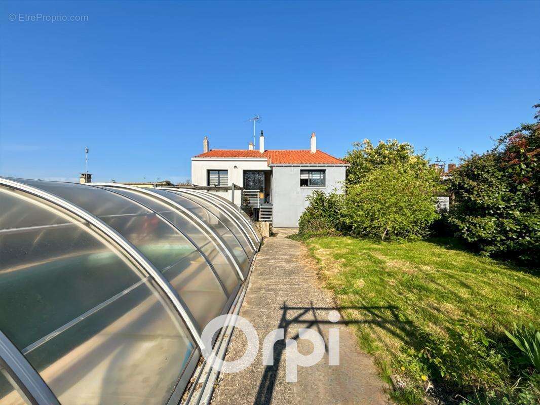 Maison à LA CHAIZE-LE-VICOMTE