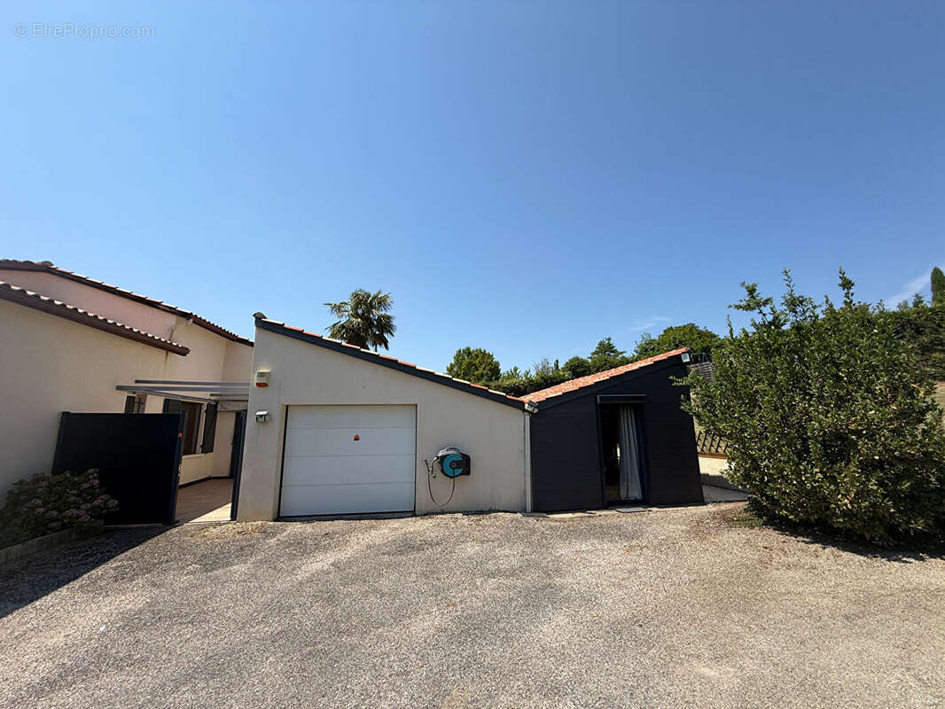 Maison dans quartier recherché avec beaux volumes et piscine - photo 16
