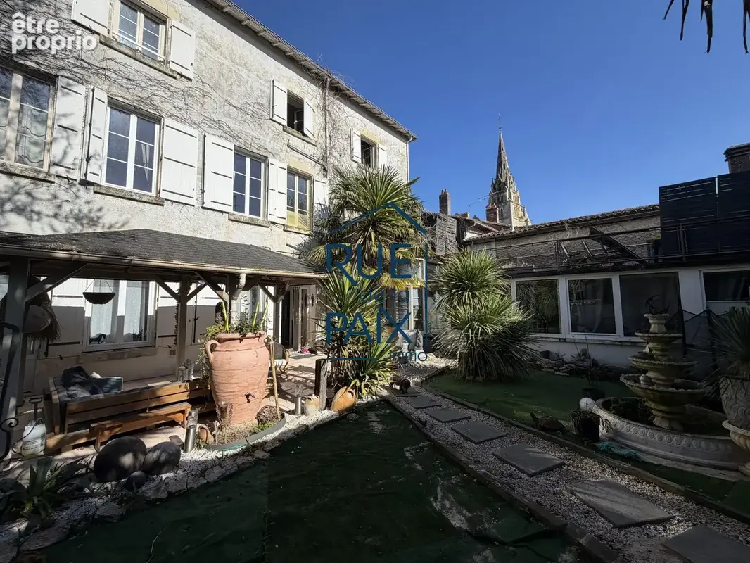 Maison 13 pièces 376 m² à vendre à La Mothe-Saint-Heray (79800) - photo 1