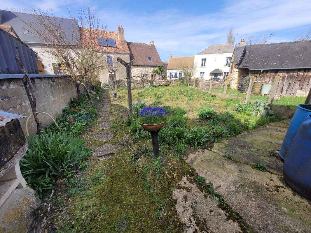 Maison à POILLE-SUR-VEGRE
