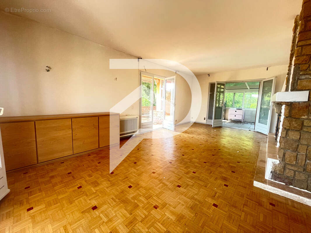 Maison à LE PUY-SAINTE-REPARADE