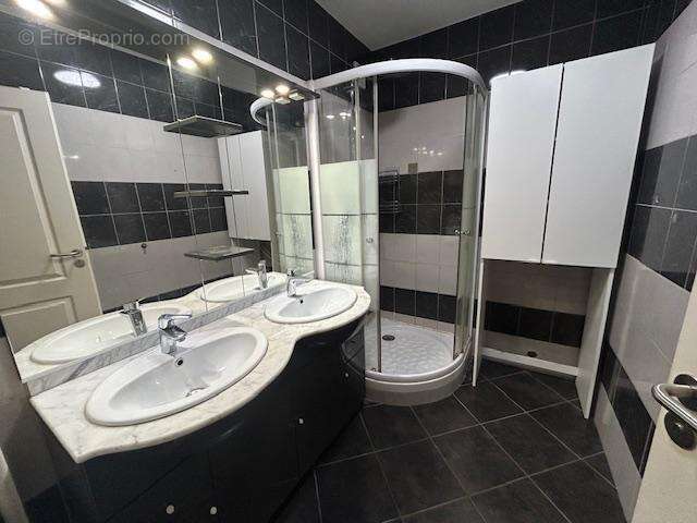   - Appartement à LYON-7E