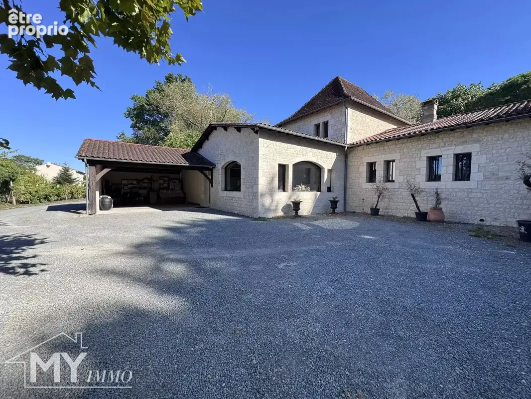 PINEUILH – Propriété d’exception de 350 m² avec piscine, au cœur d’un parc arboré de 5 500 m² et à deux pas des commodités - photo 2