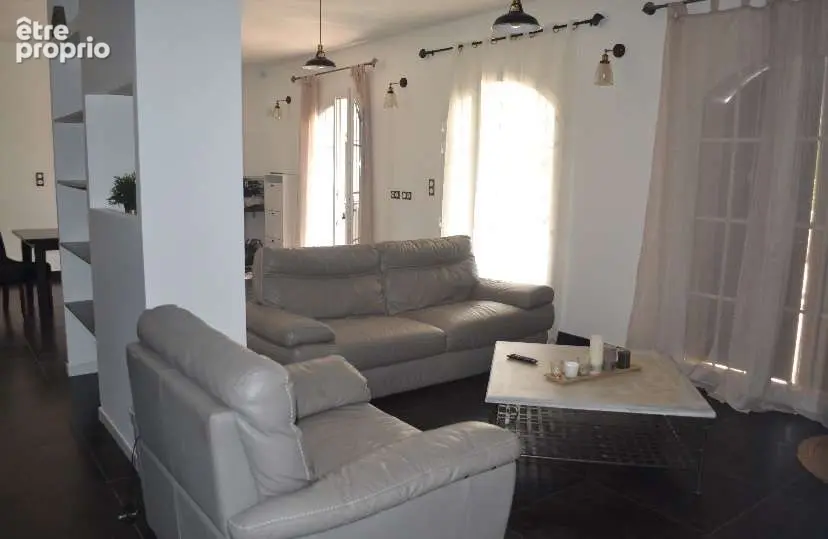 Villa avec piscine et dépendance aménagée sur 8000 m² de terrain clos et arboré. - photo 6