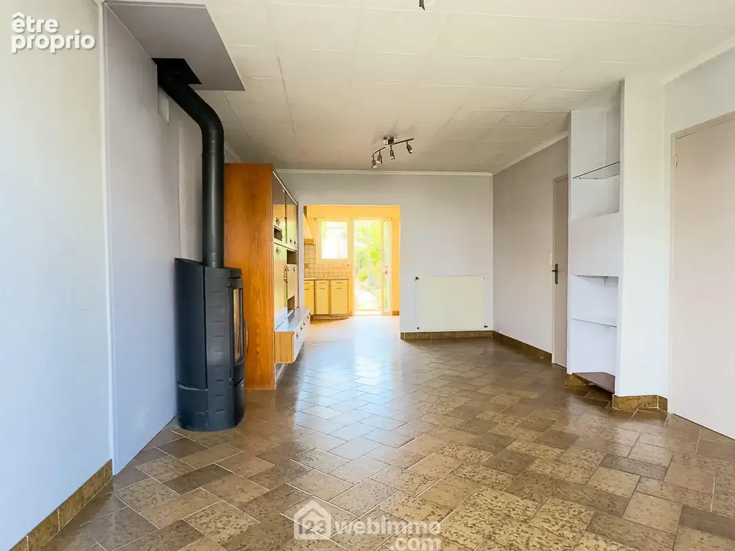 Pièce de vie de 23.80m² avec un poêle...