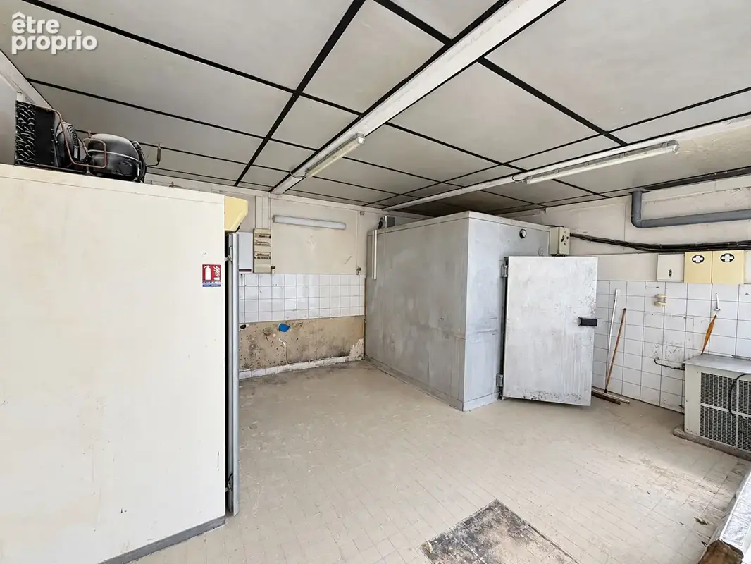 Local de 30m² environ en rez-de-chaussée dans l'arrière cour d'une copropriété - photo 4