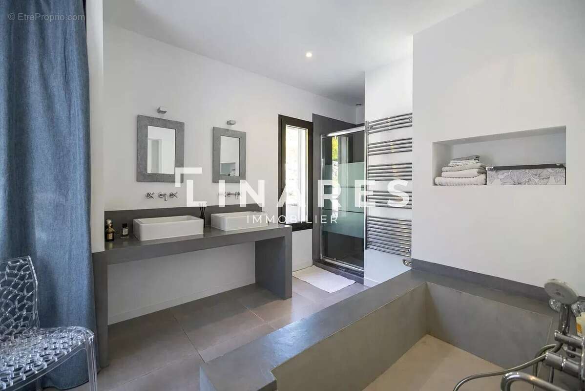 LIGNES D'EXCEPTION - Villa Plain Pied T5 de 172m2 - Piscine sel chauffée -  Terrain 1400m2 - 13011 Marseille - photo 13