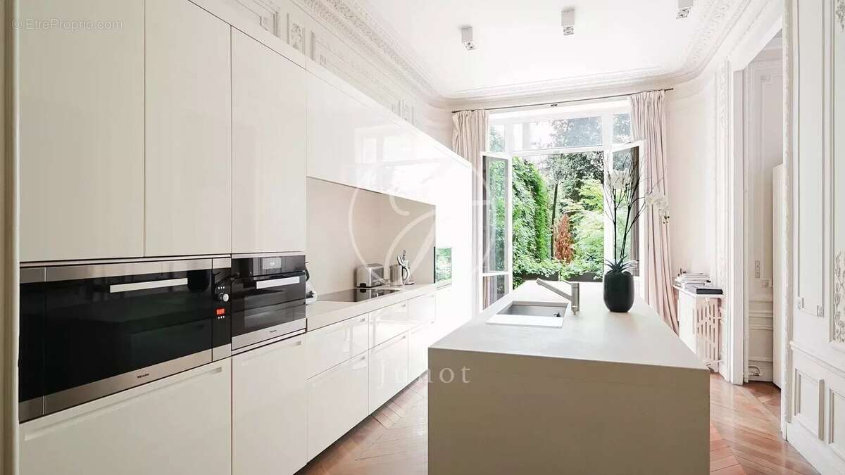 Appartement à PARIS-8E