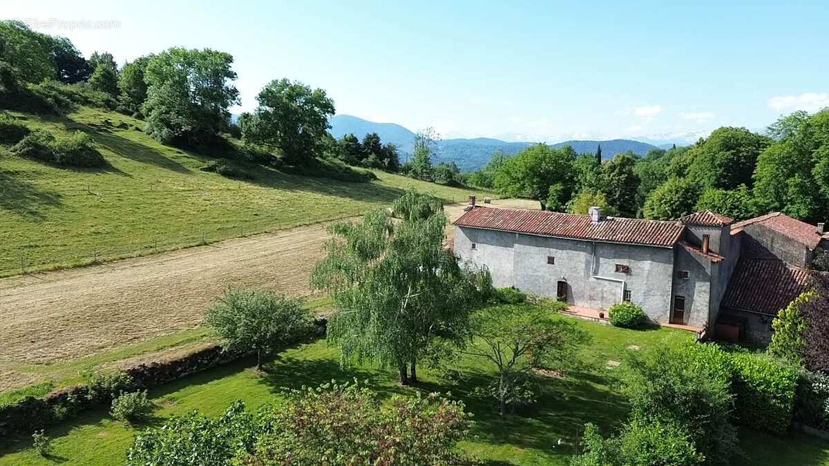 Propriété de 1772 avec dépendances et terres 09200 - photo 3