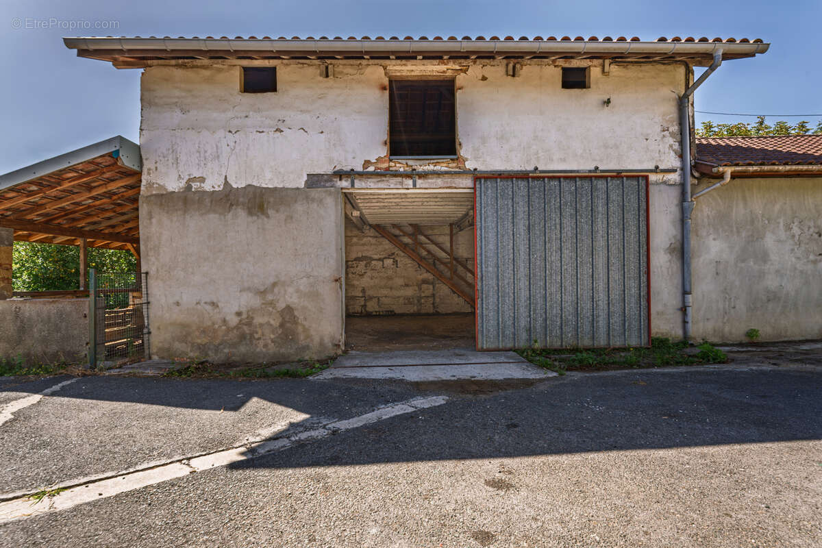 Grange à réhabiliter sur un terrain de 934m2 - photo 8