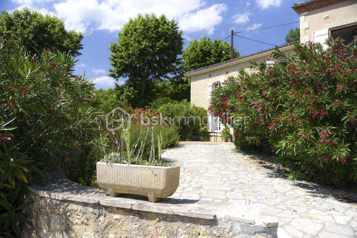 Ensemble immobilier de caractère en pierres 490m² avec activité locative rentable - photo 15