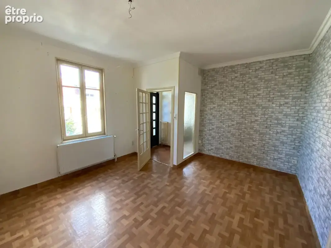 LE CREUSOT proche commodités. Immeuble comprenant deux appartements avec garage et dépendances - photo 6