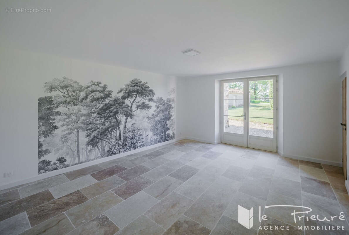 A seulement 10 km d'Albi. Propriété de charme dans un cadre idyllique, 3 habitations, dépendances et 2 hectares de terrain et pi - photo 13