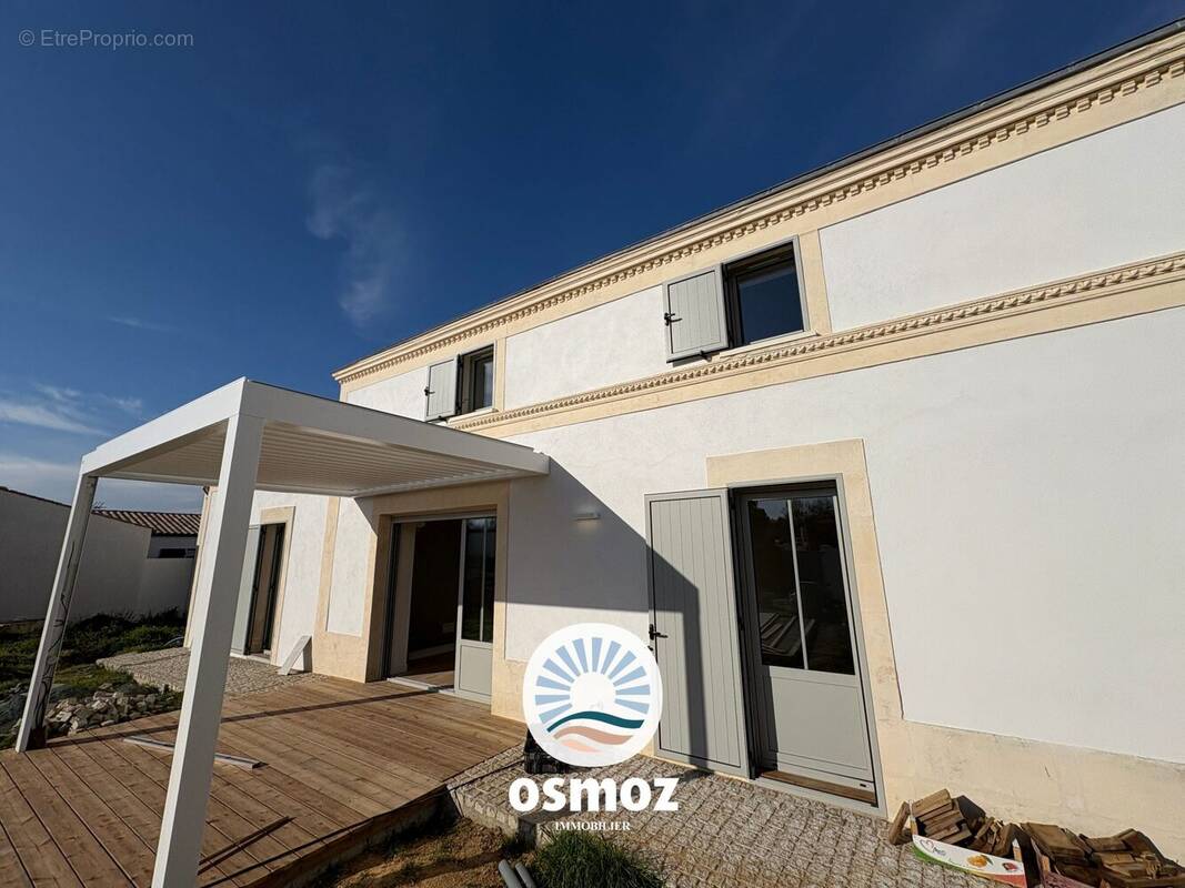 Maison à SAINT-LAURENT-DE-LA-PREE