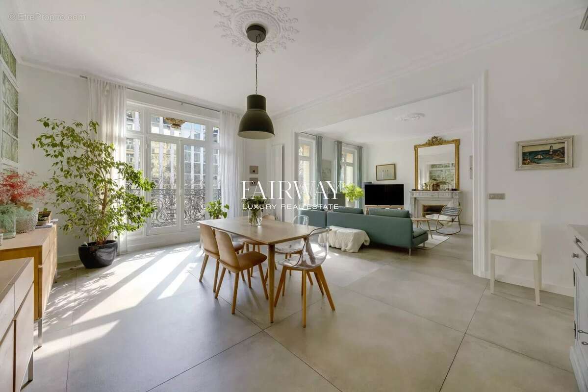 Appartement à PARIS-17E