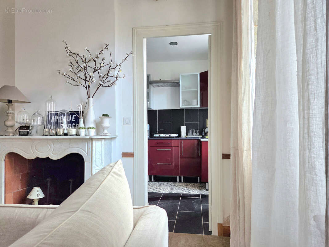Dpt Yonne (89), à vendre BLENEAU maison de bourg de caractère 5 pièces de 120m2 avec cour de 80m2 - photo 1