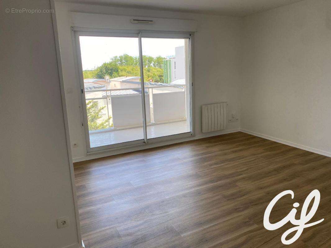 Appartement T3 La Vergne - 64.73 m2  155 000 Euros - photo 2