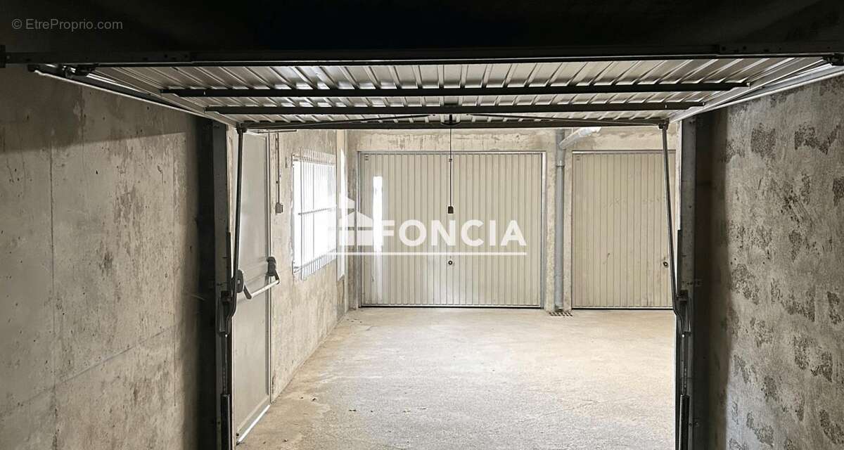 Parking à SAINT-FRANCOIS-LONGCHAMP