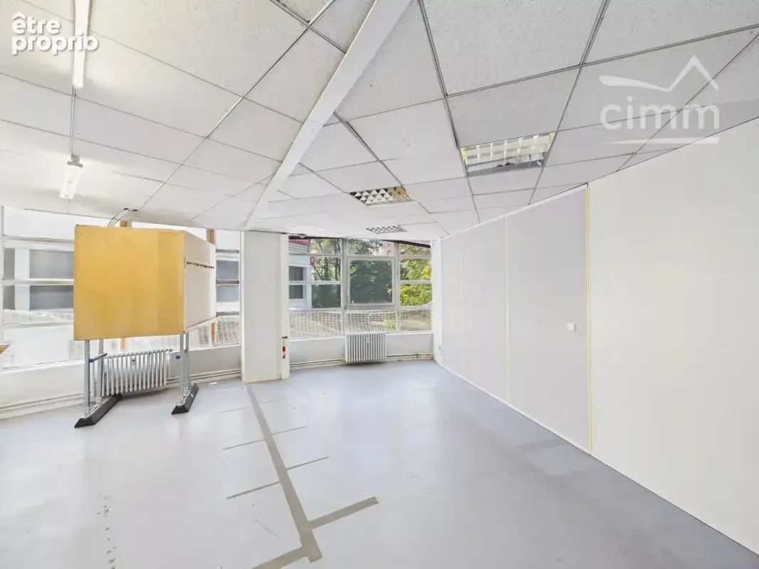 Local Commercial / Bureaux de 228 m² - Quartier de l'Aigle - photo 13