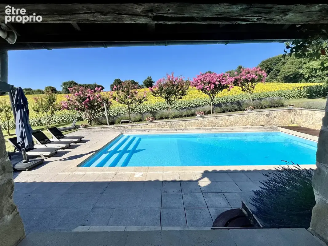 Élégant Manoir avec Chambres en Tour, Dépendance et Piscine - photo 2