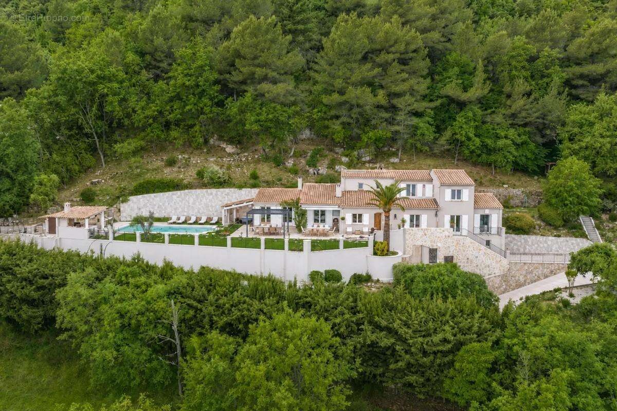 Maison de 6 pièces de 256 m² à Le Bar-sur-Loup - photo 65