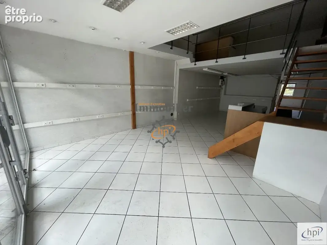 Vente deux locaux commerciaux, dépôt, 12 garages et parking sur 974 m2 de terrain Saint Affrique - photo 14